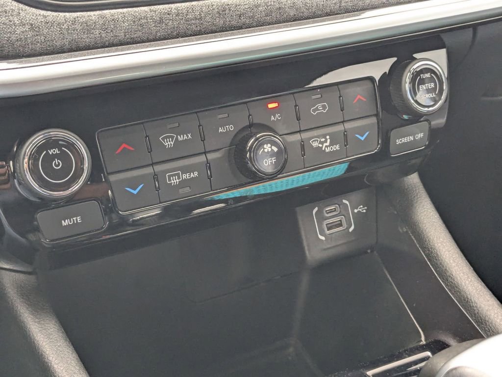 Used 2025 Jeep Compass Latitude w/ Sun & Sound Group image 22