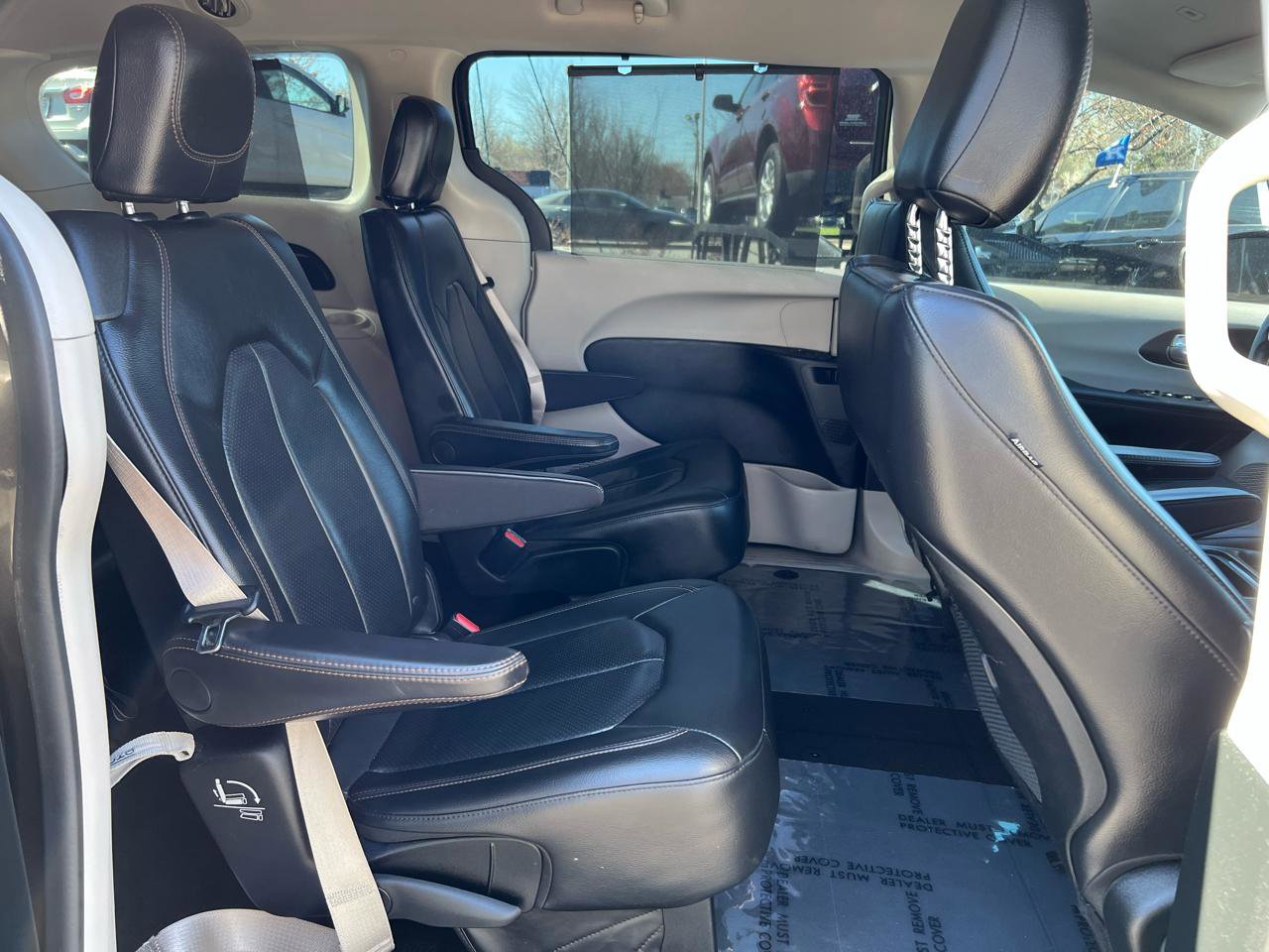 Used 2018 Chrysler Pacifica Touring-L image 14