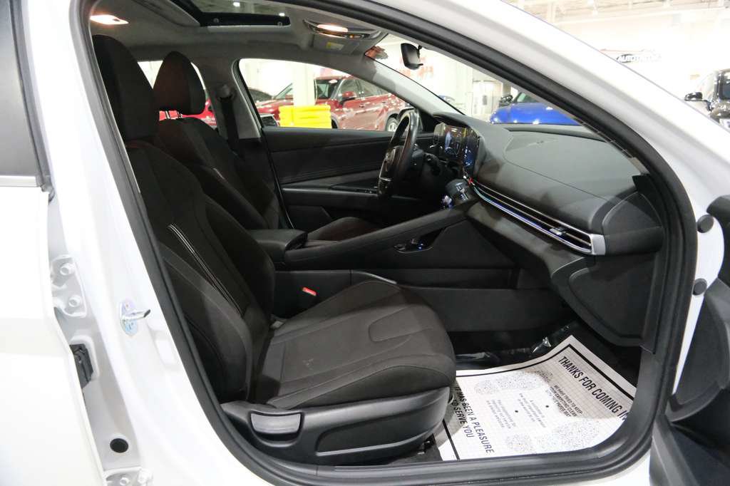 Used 2025 Hyundai Elantra SEL FWD image 31
