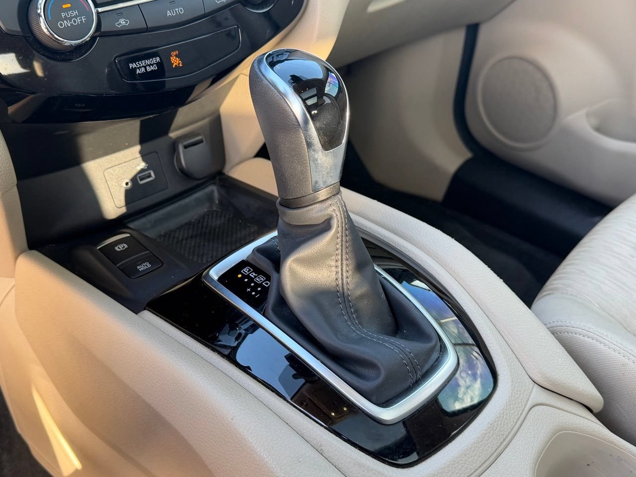 Used 2019 Nissan Rogue SV w/ Sun & Sound Touring Package FWD image 18