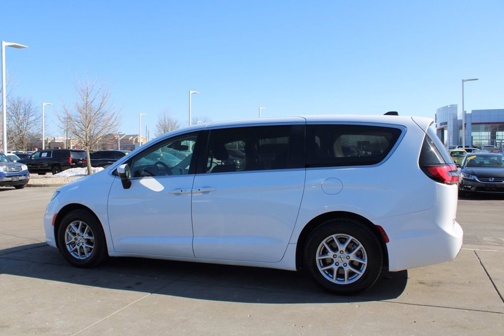 Used 2023 Chrysler Pacifica Touring-L image 4