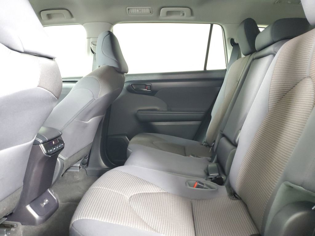 Used 2023 Toyota Highlander LE image 27