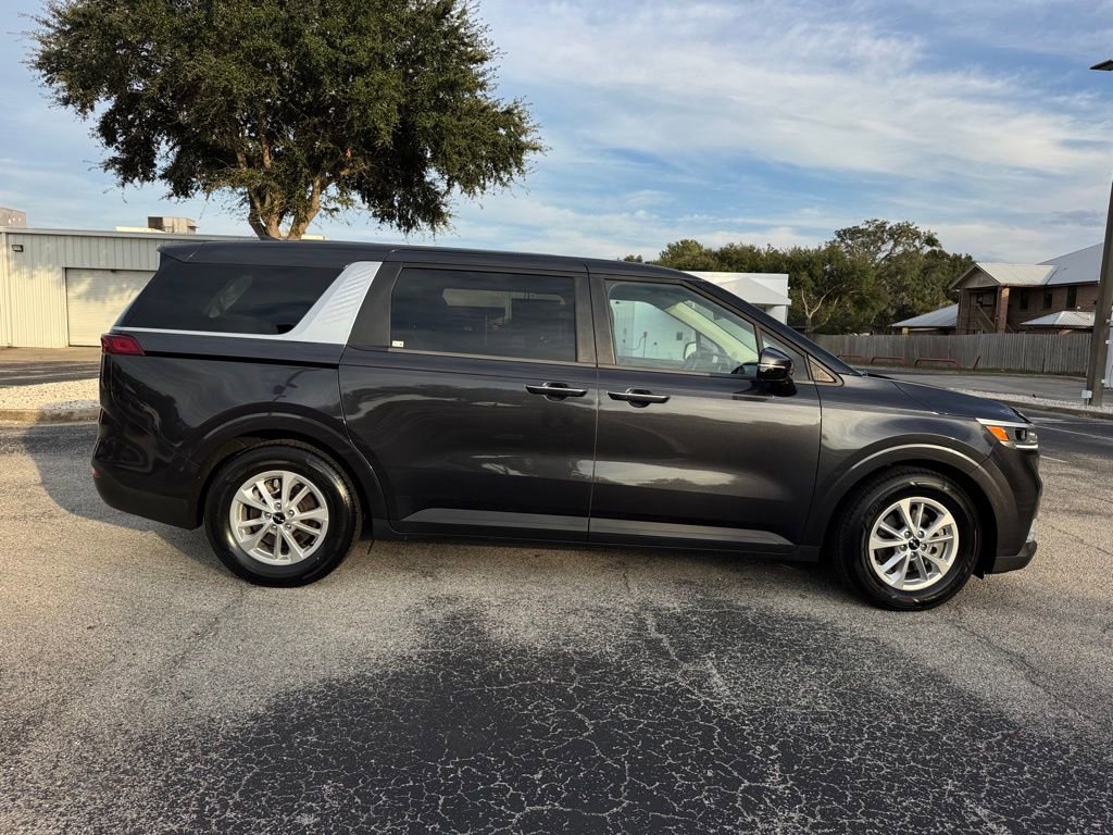 Used 2024 Kia Carnival LX image 10