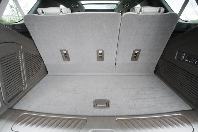 Used 2024 GMC Yukon SLT w/ SLT Premium Package image 35