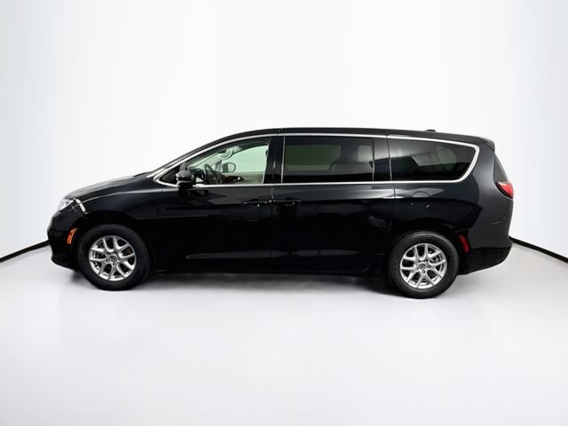 Used 2023 Chrysler Pacifica Touring-L FWD image 5