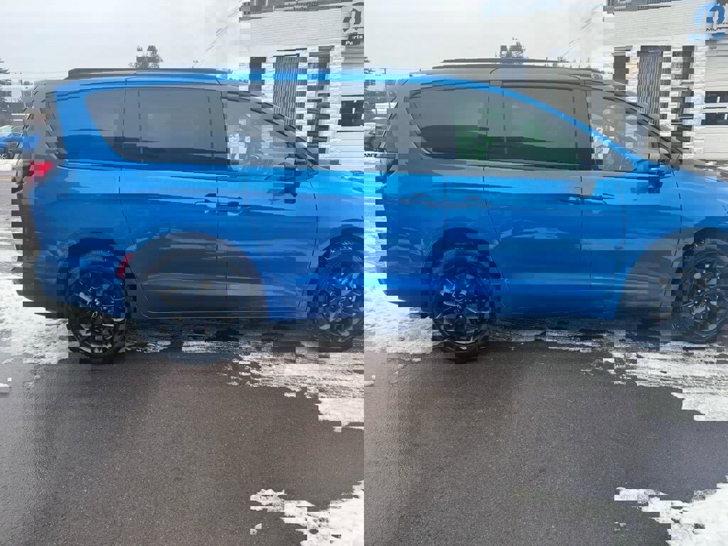 Used 2026 Chrysler Pacifica Select w/ S Appearance Package image 4