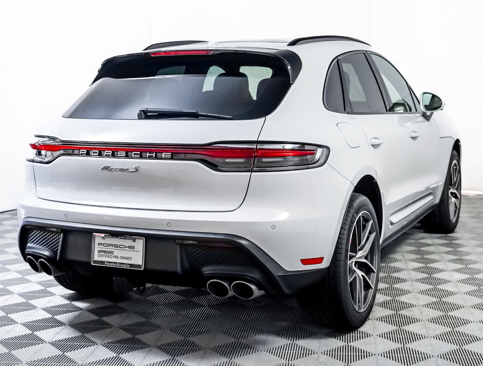 Certified 2025 Porsche Macan S image 10