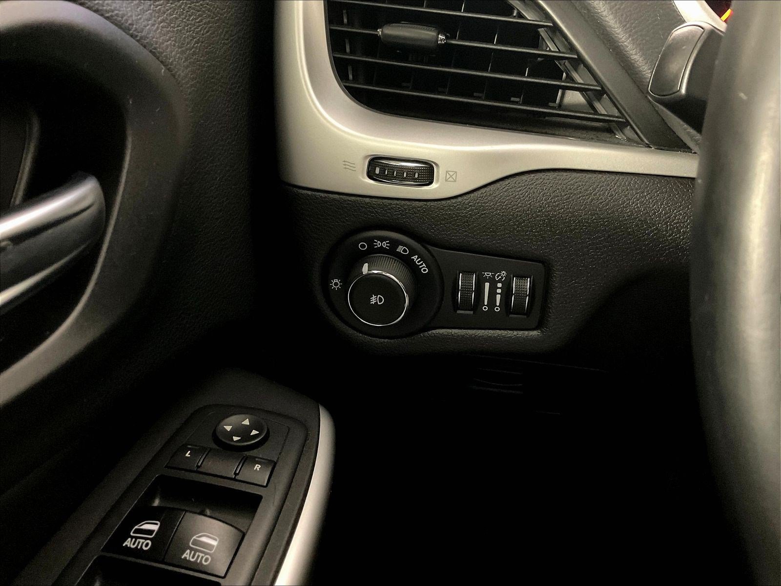 Used 2018 Jeep Cherokee Trailhawk w/ Cold Weather Group AWD/4WD image 15