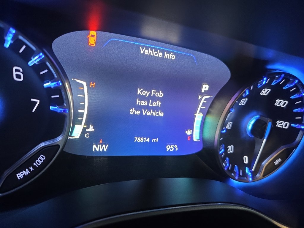 Used 2023 Chrysler Pacifica Touring-L image 2