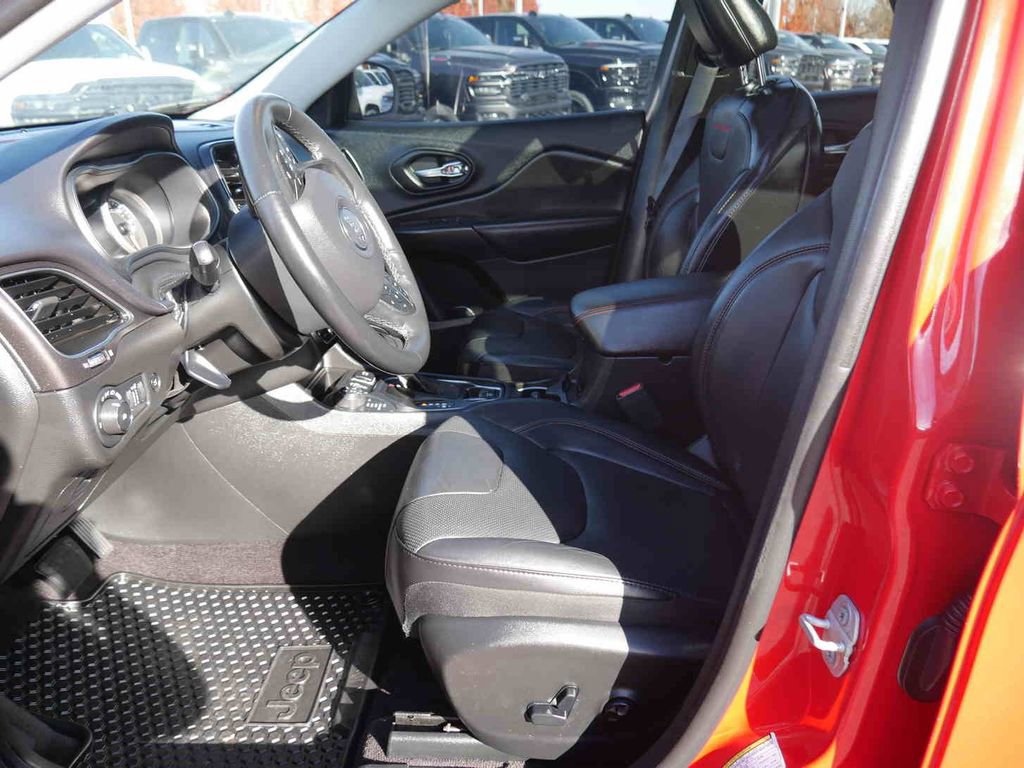 Used 2019 Jeep Cherokee Trailhawk image 30