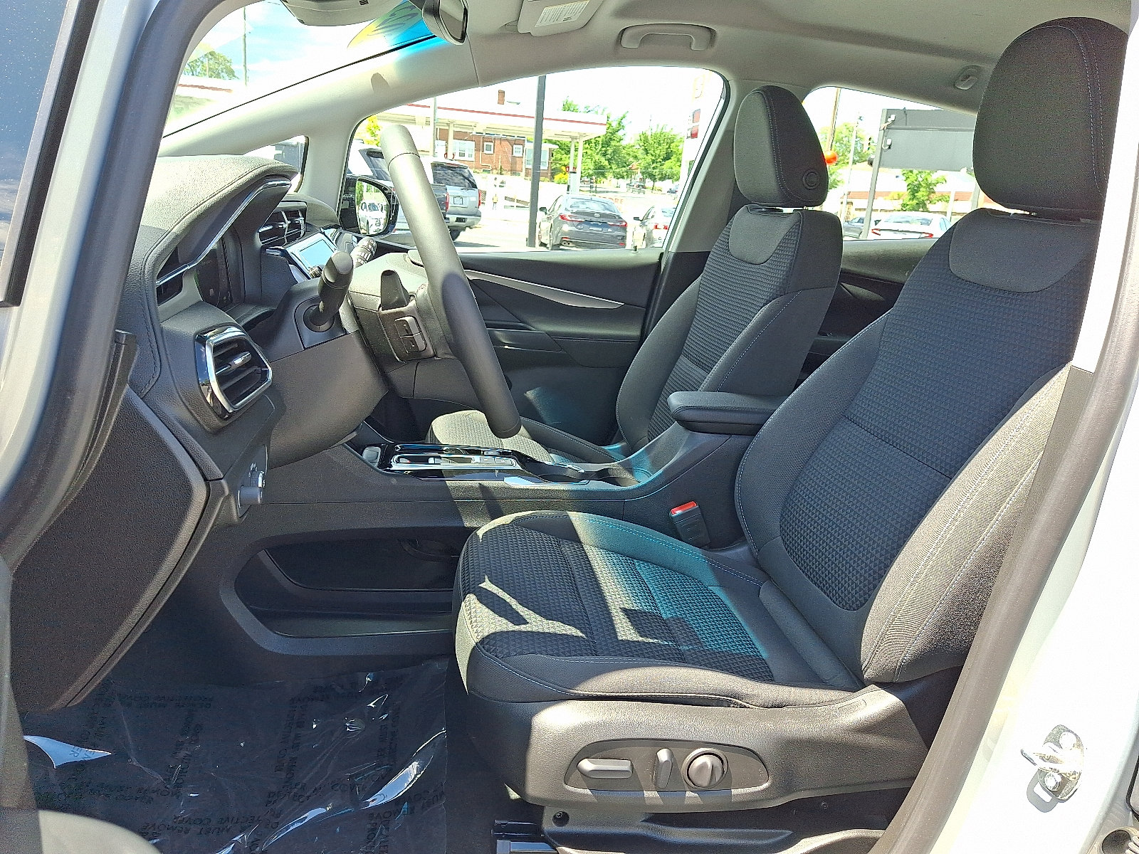 Used 2023 Chevrolet Bolt LT FWD image 15