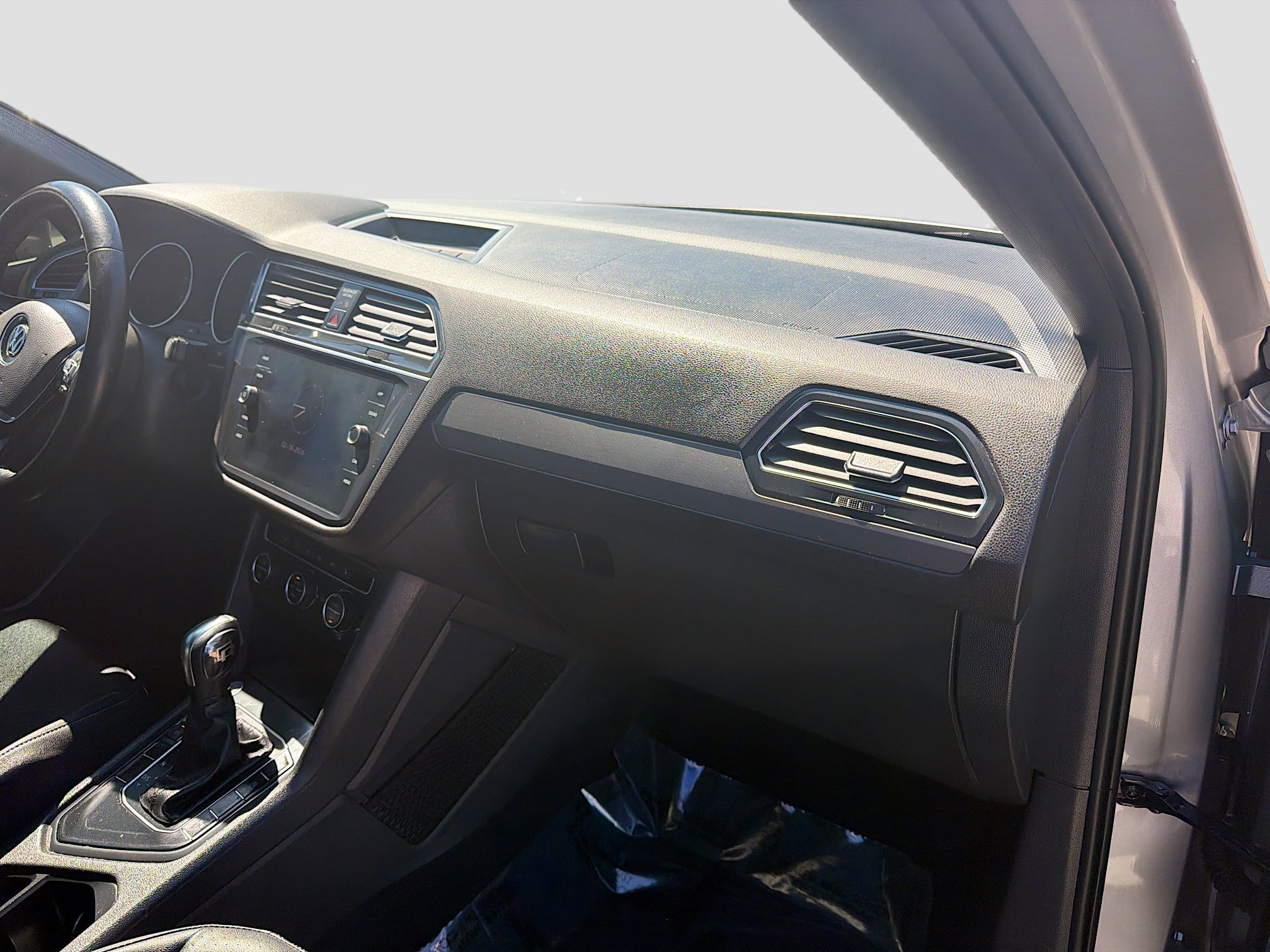 Used 2020 Volkswagen Tiguan SE R-Line image 30