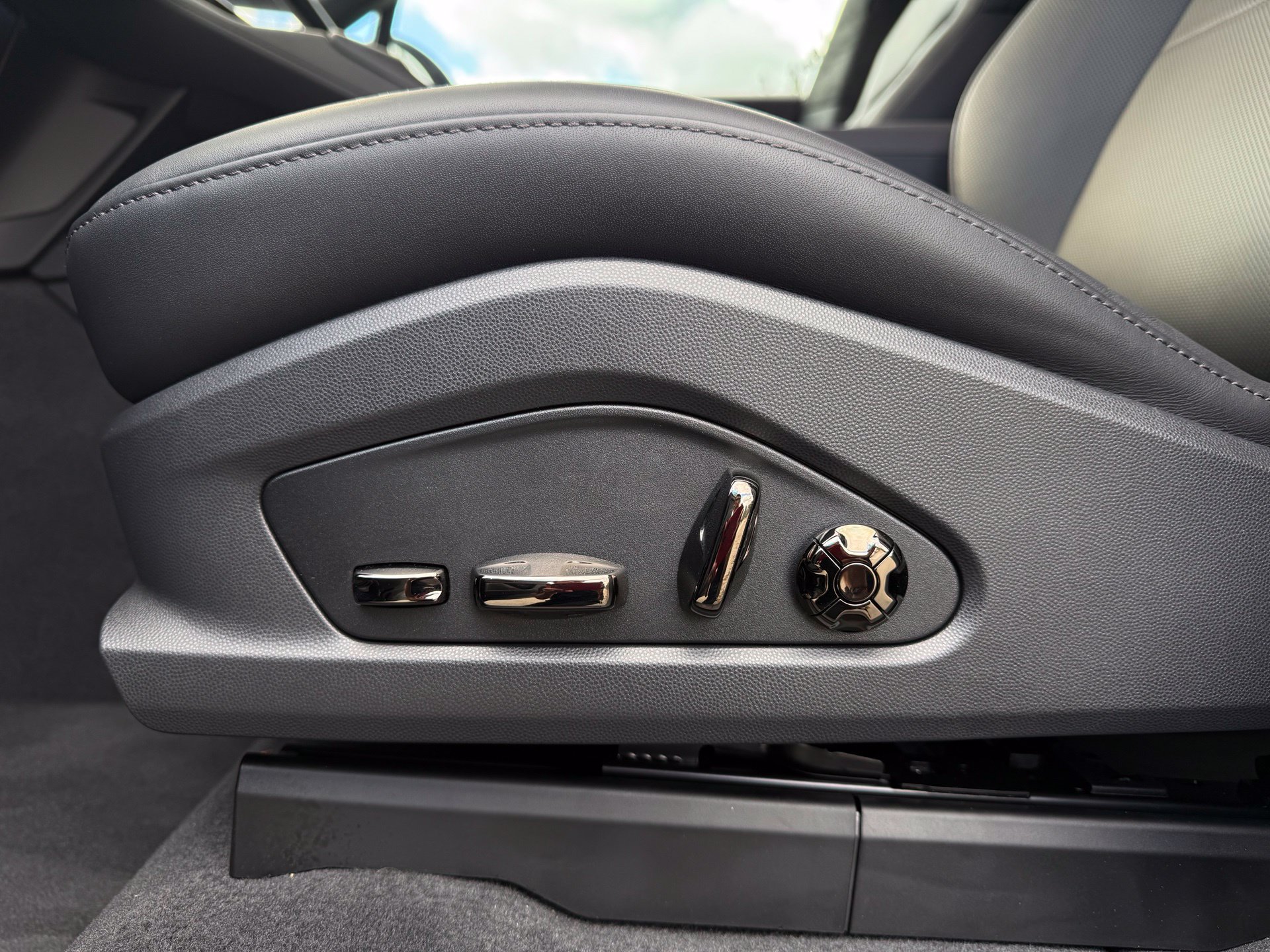 New 2026 Porsche Cayenne Turbo AWD/4WD image 31