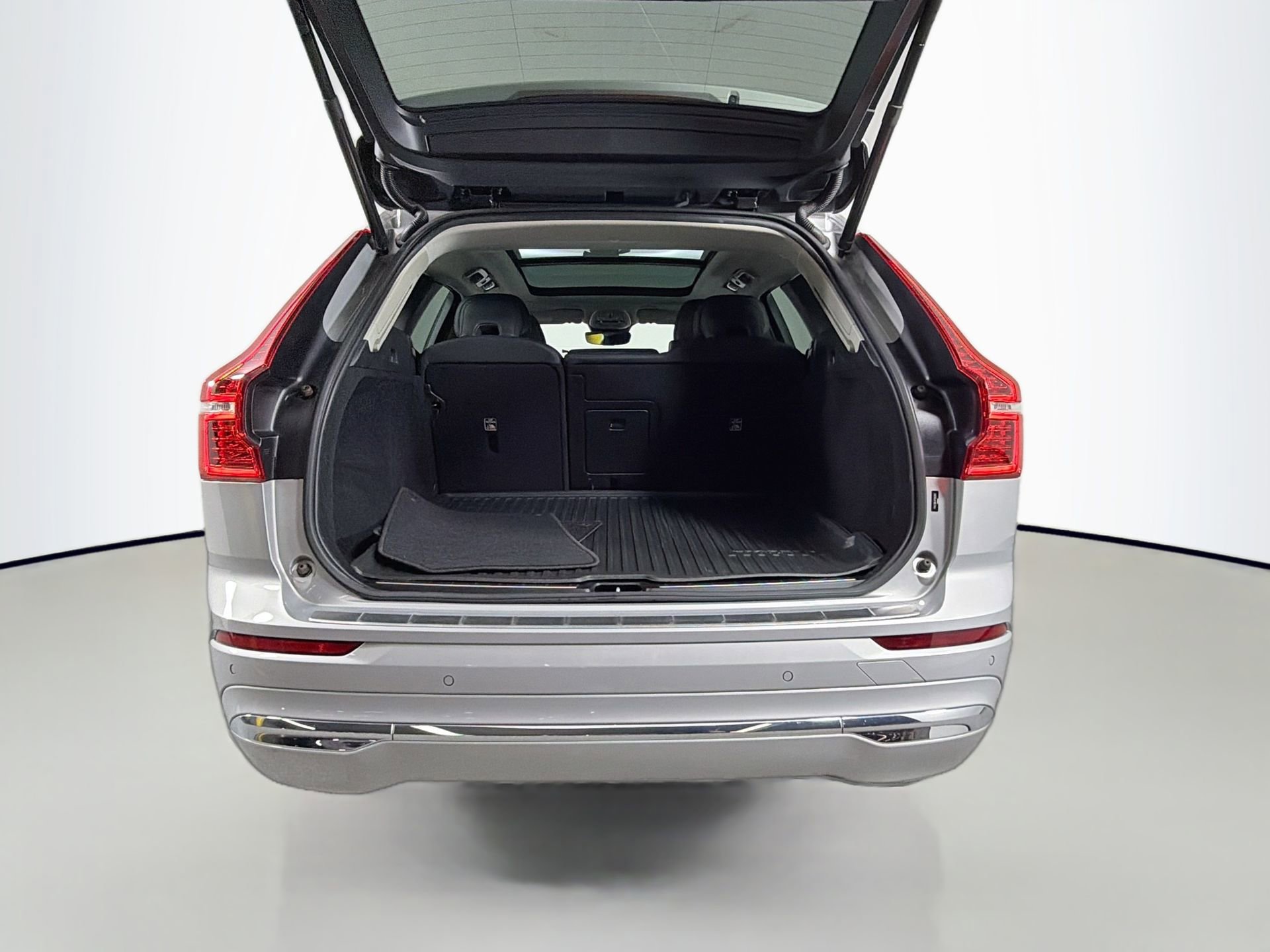 Certified 2023 Volvo XC60 B5 Plus w/ Protection Package Premier FWD image 26