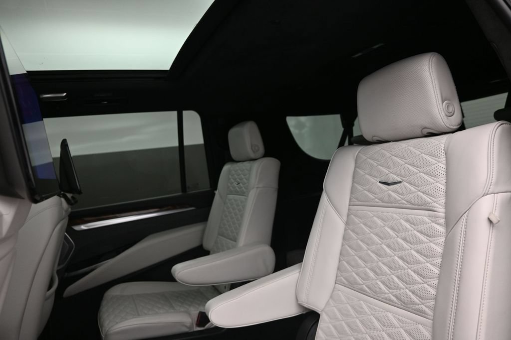 Used 2025 Cadillac Escalade ESV Sport Platinum w/ LPO, Floor Liner Package AWD/4WD image 30