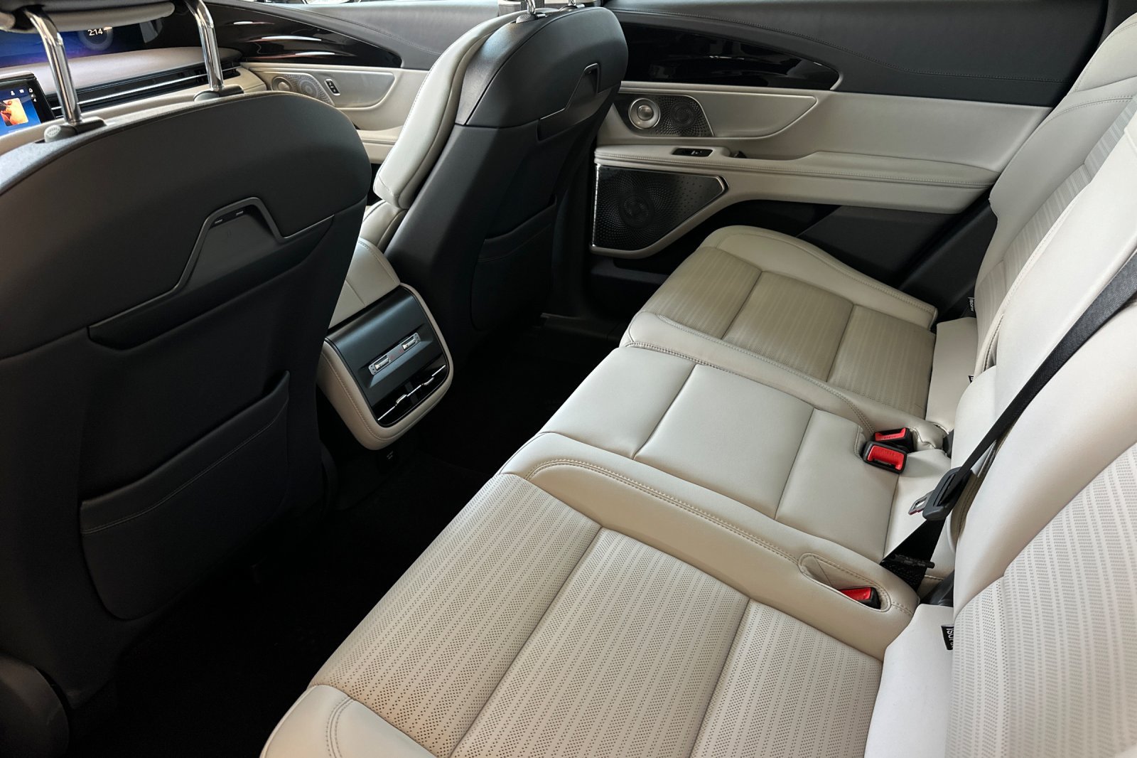 New 2026 Lincoln Nautilus Reserve AWD/4WD image 11
