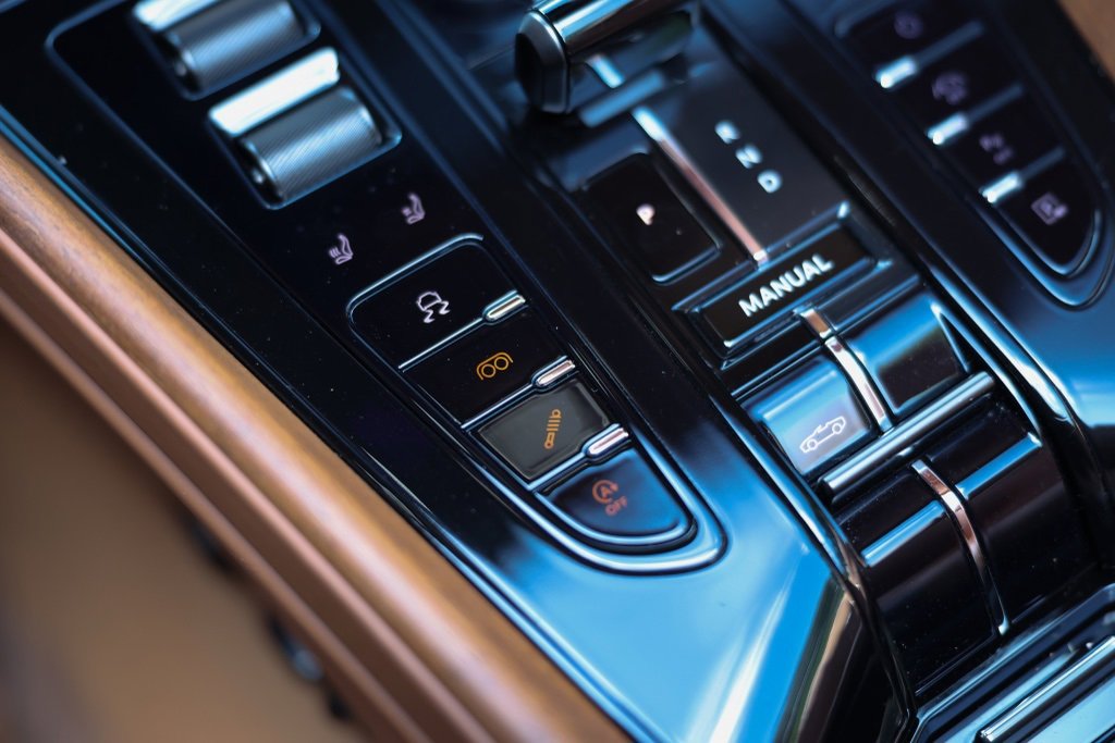 Used 2024 Aston Martin DB12 Convertible image 17