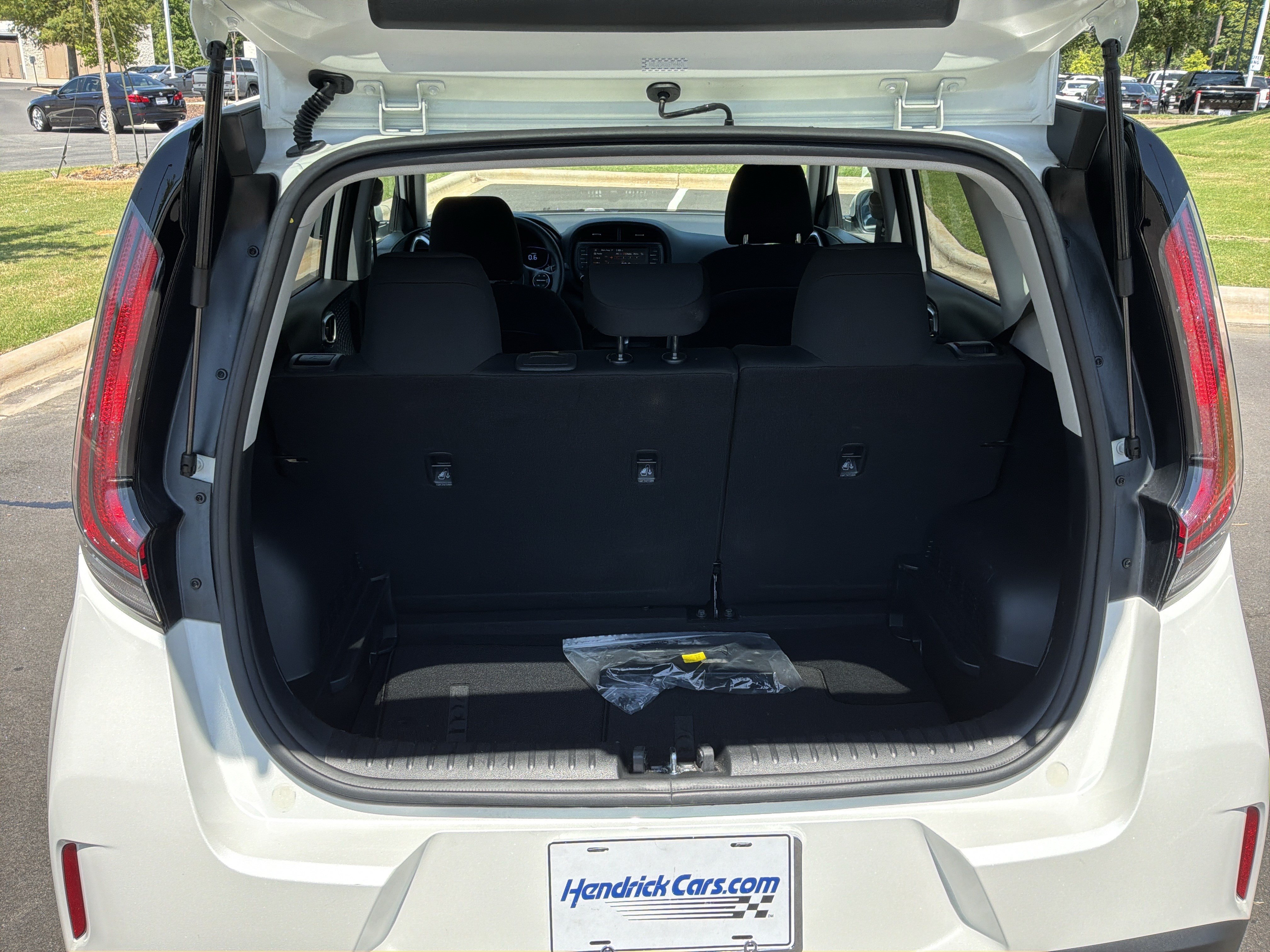 Used 2025 Kia Soul LX w/ LX Technology Package FWD image 30