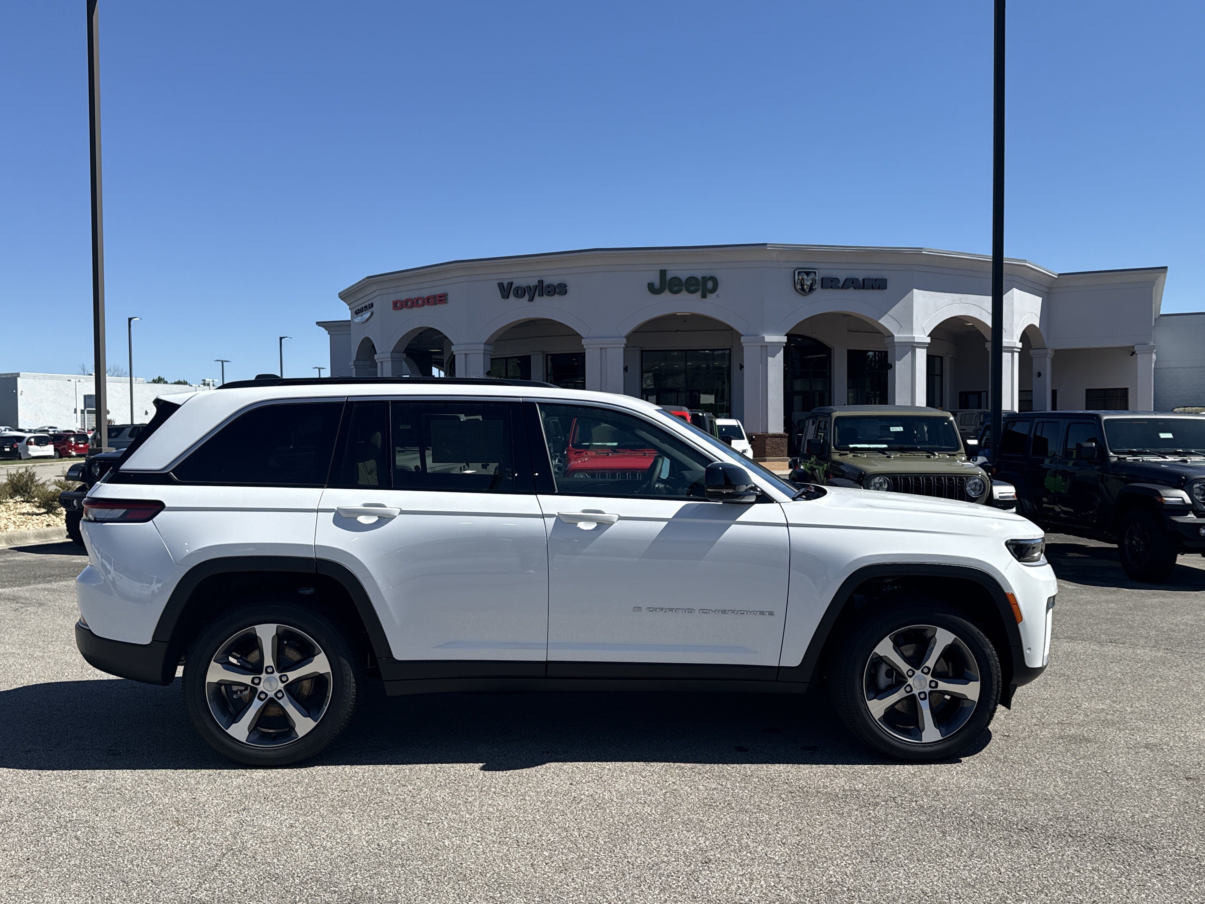 New 2026 Jeep Grand Cherokee Limited w/ Luxury Tech Group II AWD/4WD image 8