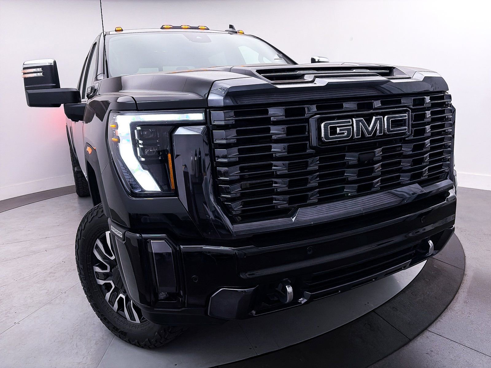 Used 2024 GMC Sierra 2500 Denali Ultimate image 3