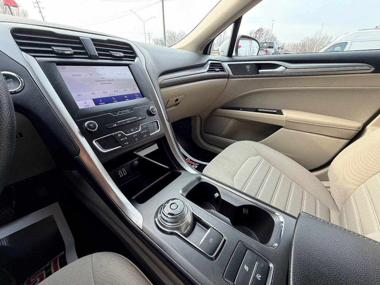 Used 2020 Ford Fusion SE image 26