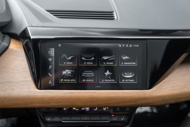 Used 2022 Audi e-tron GT Premium Plus AWD/4WD image 36
