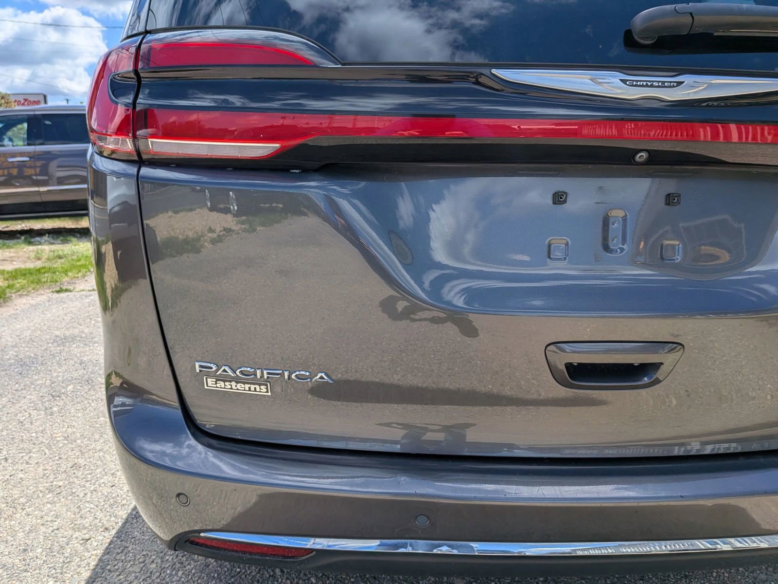 Used 2022 Chrysler Pacifica Touring-L w/ Uconnect Theater Family Group FWD image 19