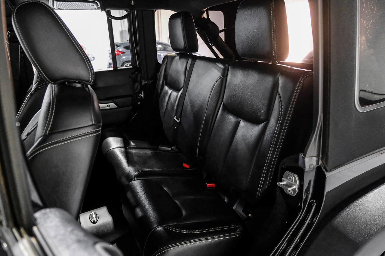 Used 2015 Jeep Wrangler Unlimited Rubicon w/ Connectivity Group AWD/4WD image 36
