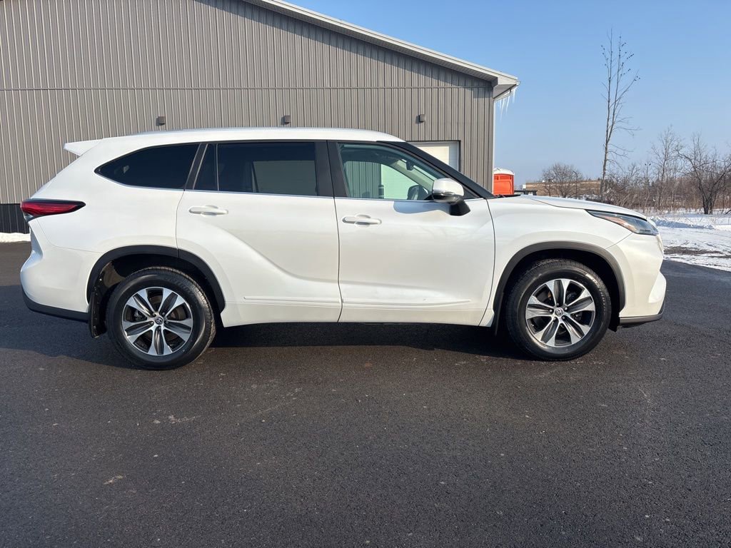 Used 2023 Toyota Highlander XLE image 8