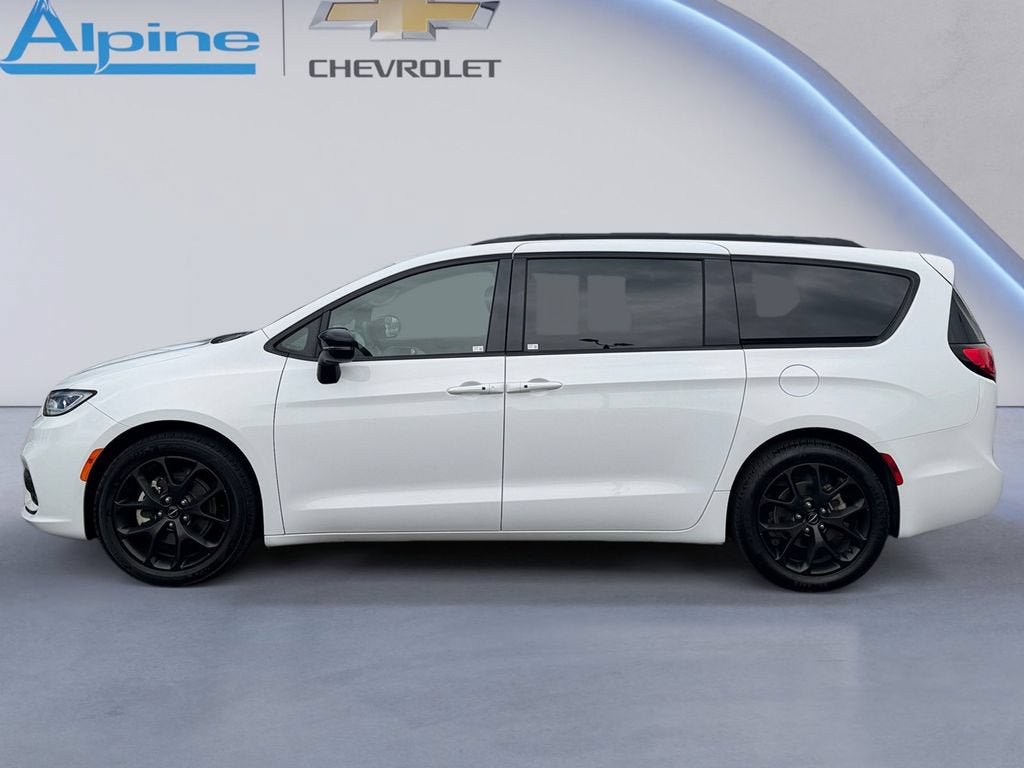 Used 2025 Chrysler Pacifica Limited FWD image 2