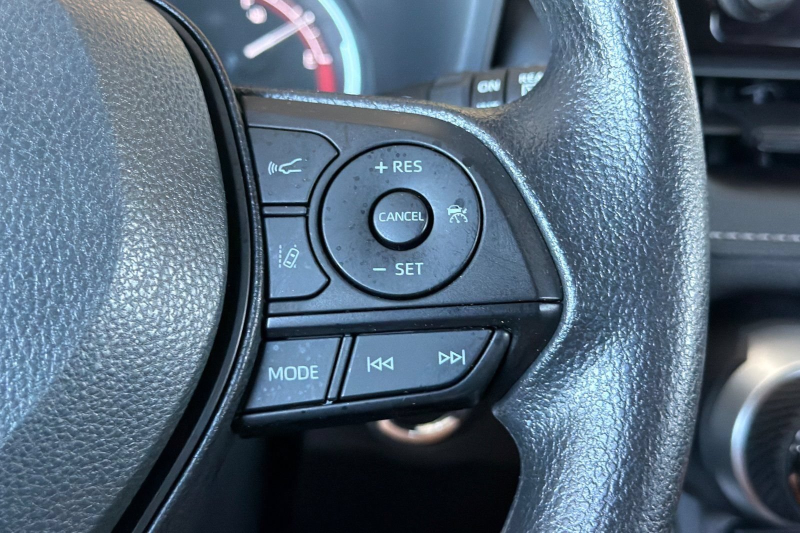 Used 2025 Toyota RAV4 XLE FWD image 29