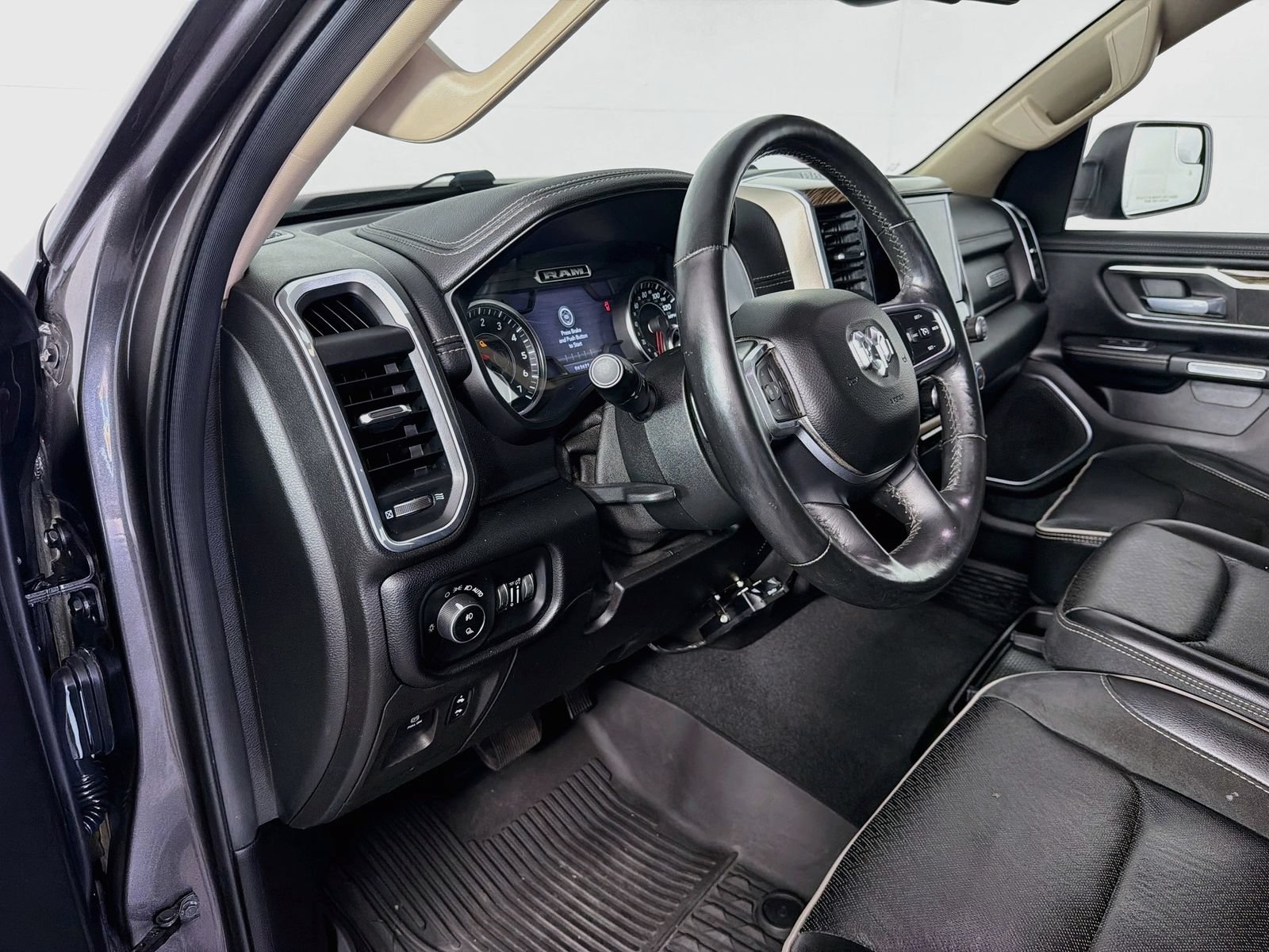 Used 2019 RAM 1500 Laramie AWD/4WD image 9