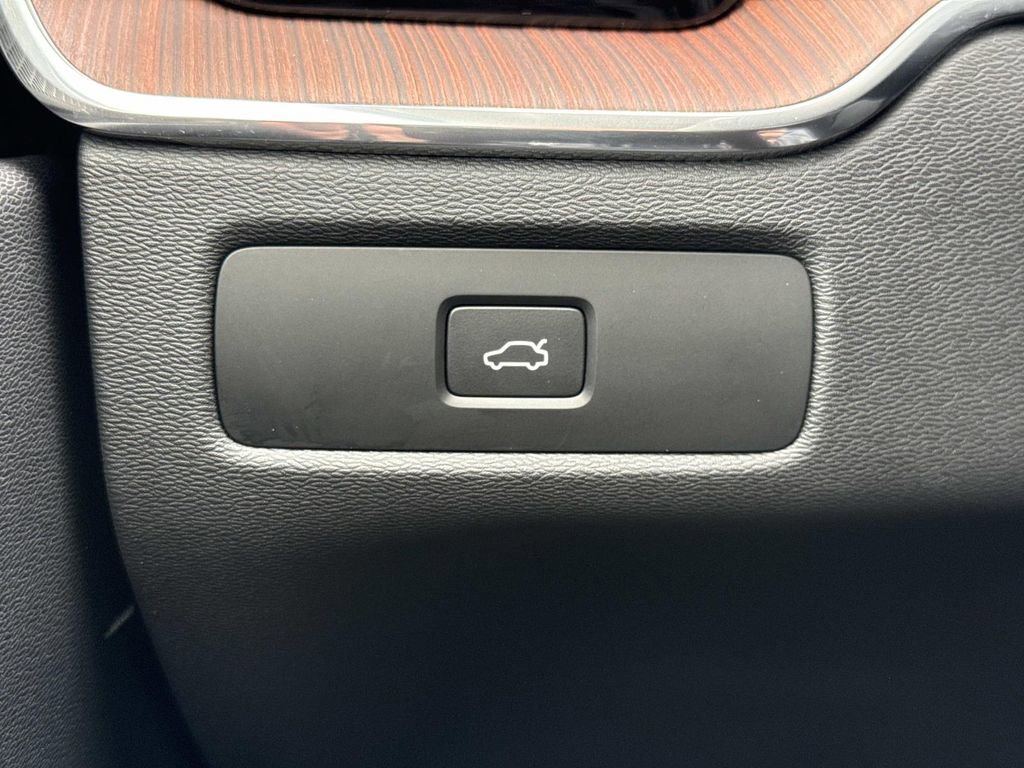 Used 2023 Volvo XC60 B5 Ultimate w/ Climate Package image 13