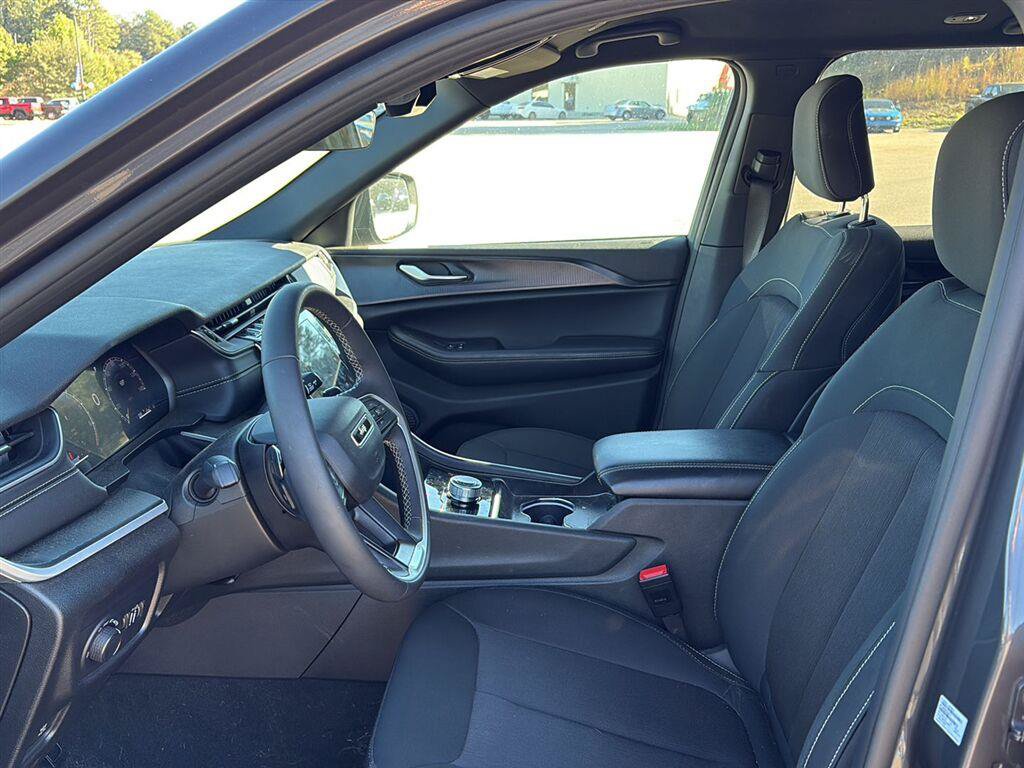 Used 2025 Jeep Grand Cherokee Laredo RWD image 8