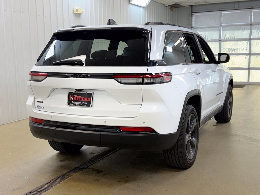 Used 2022 Jeep Grand Cherokee Altitude AWD/4WD image 5