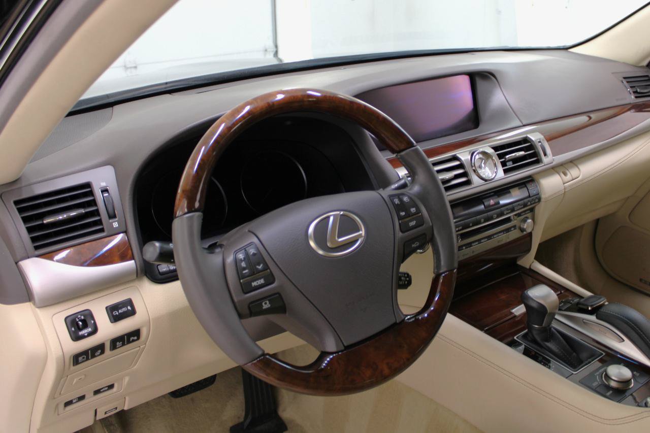 Used 2017 Lexus LS 460 w/ Comfort Package RWD image 32