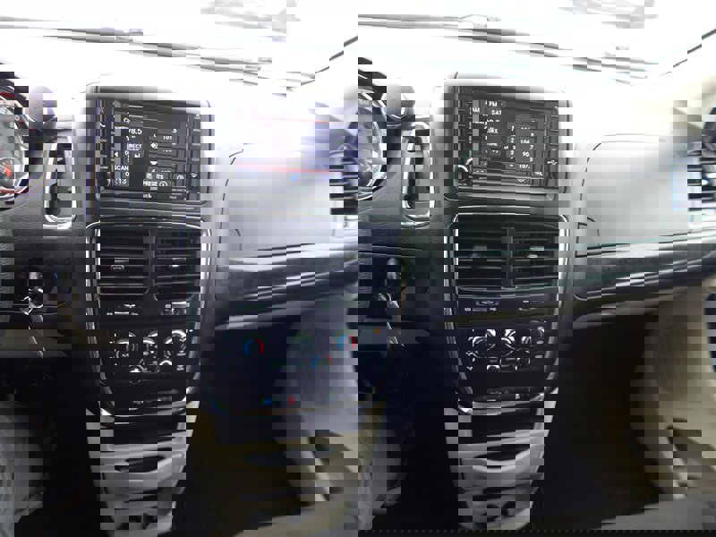 Used 2018 Dodge Grand Caravan SE w/ UConnect Hands-Free Group image 26