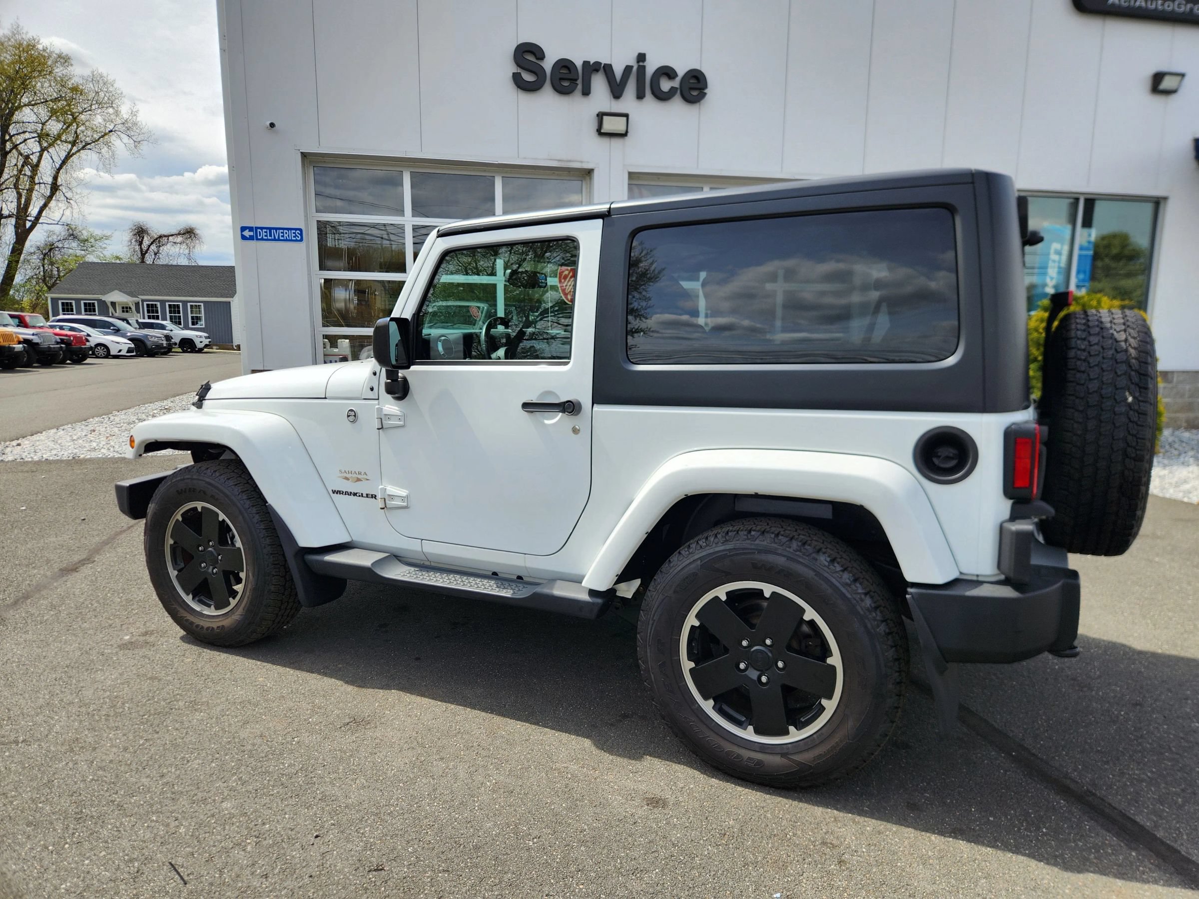 Used 2015 Jeep Wrangler Sahara w/ Dual Top Group AWD/4WD image 11
