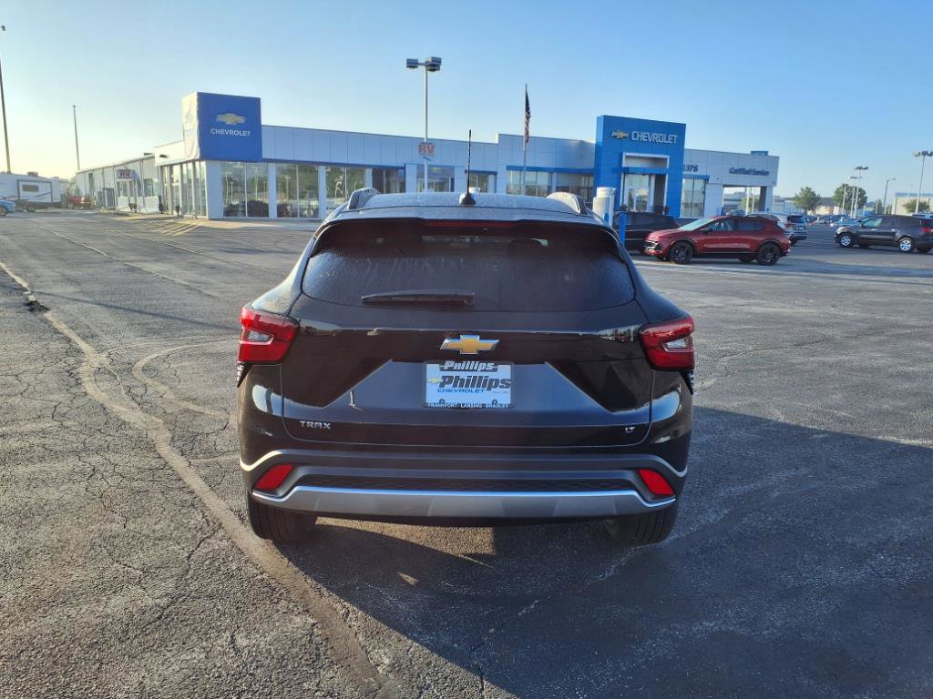 New 2025 Chevrolet Trax LT FWD image 2