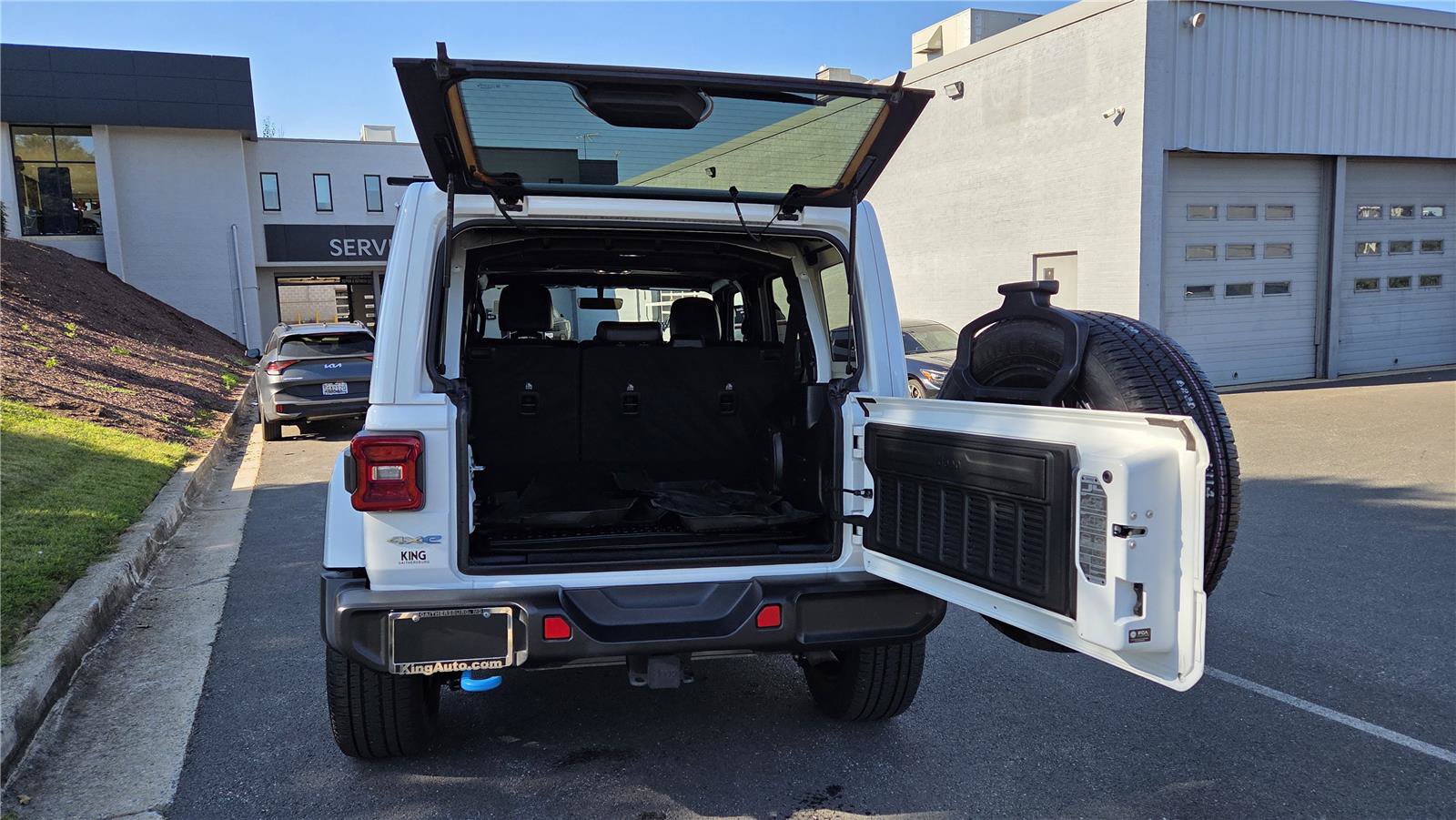 Used 2022 Jeep Wrangler Unlimited Sahara w/ Cold Weather Group AWD/4WD image 5