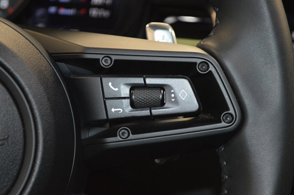 Used 2025 Porsche Macan image 23