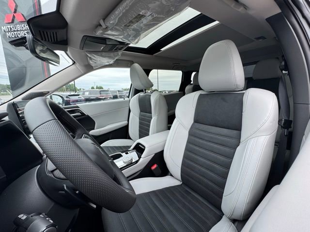 New 2025 Mitsubishi Outlander SE image 17