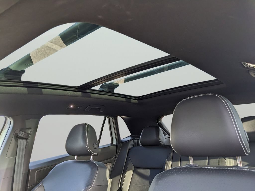Certified 2023 Volkswagen Atlas Cross Sport SE w/ Panoramic Sunroof Package FWD image 19