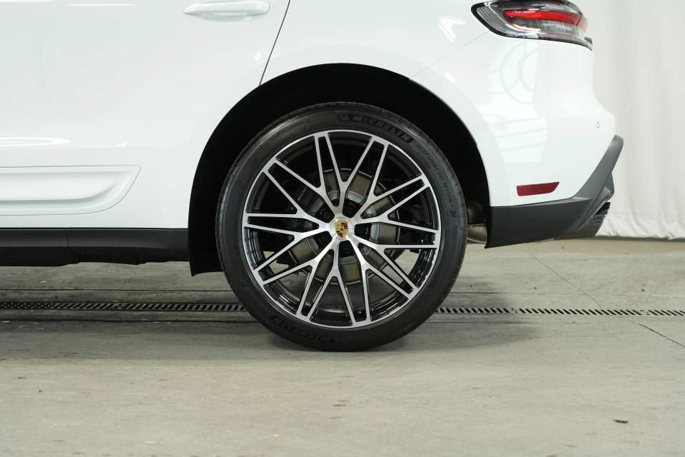 Certified 2025 Porsche Macan AWD/4WD image 43