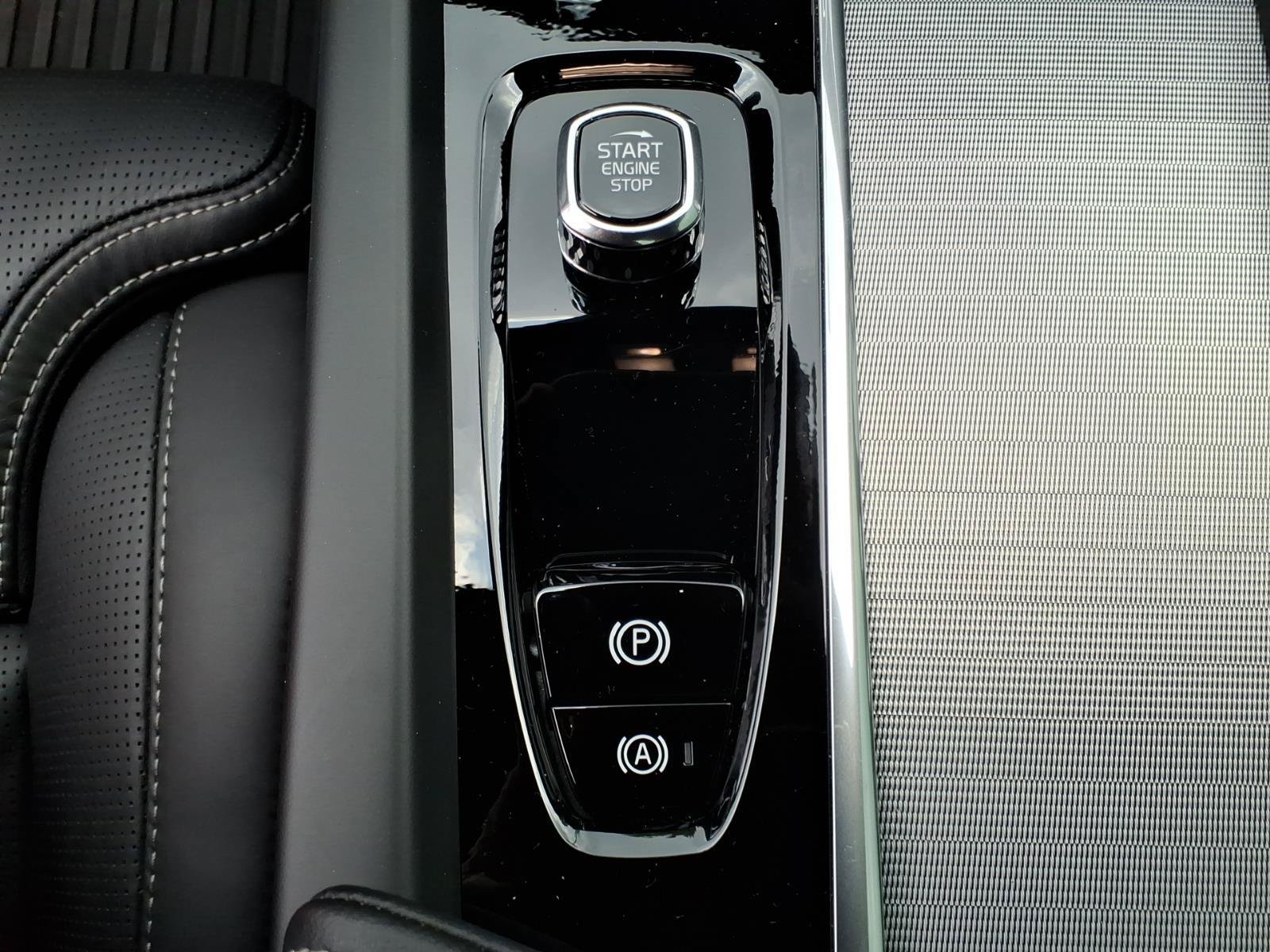 Certified 2024 Volvo XC60 T8 Ultimate w/ Protection Package Premier AWD/4WD image 19