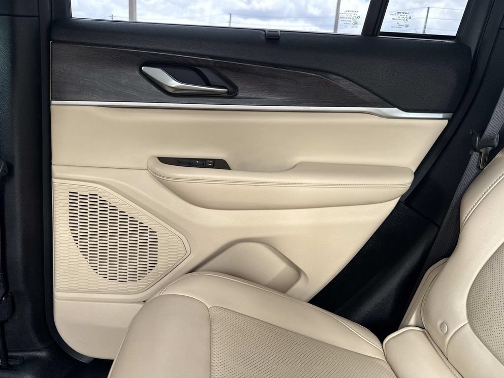 Used 2023 Jeep Grand Cherokee Limited w/ Luxury Tech Group II RWD image 19