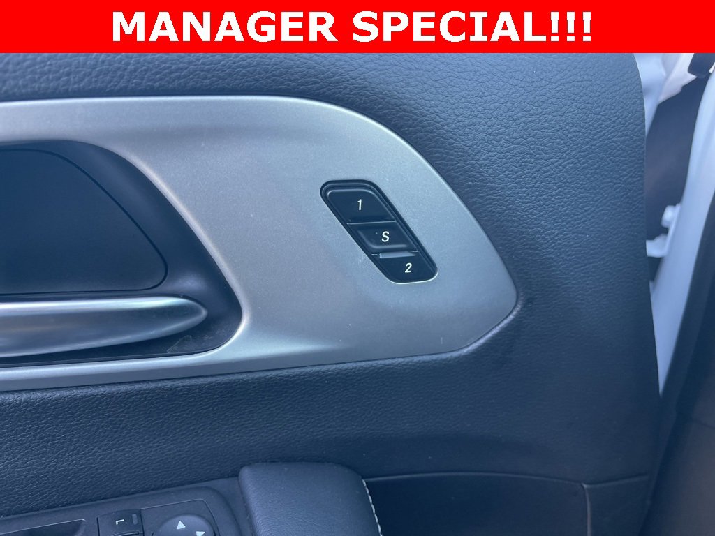 Used 2025 Chrysler Pacifica Limited image 37