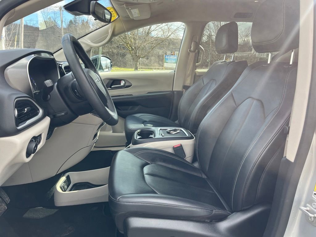Used 2024 Chrysler Pacifica Touring-L image 15