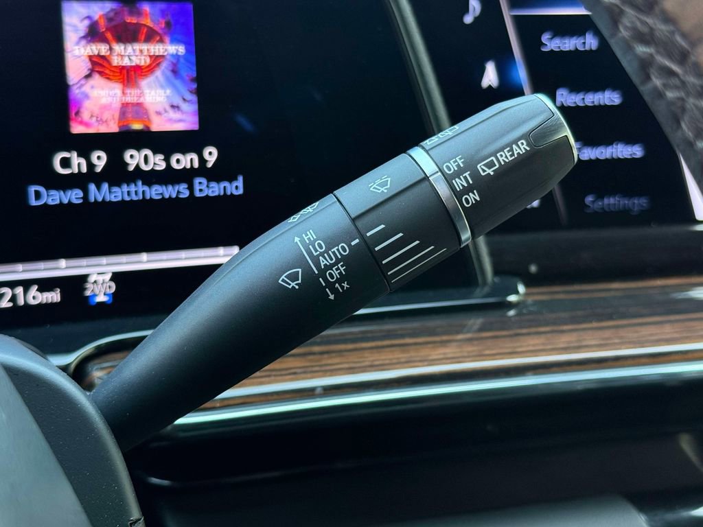 Used 2024 Cadillac Escalade ESV Luxury image 31