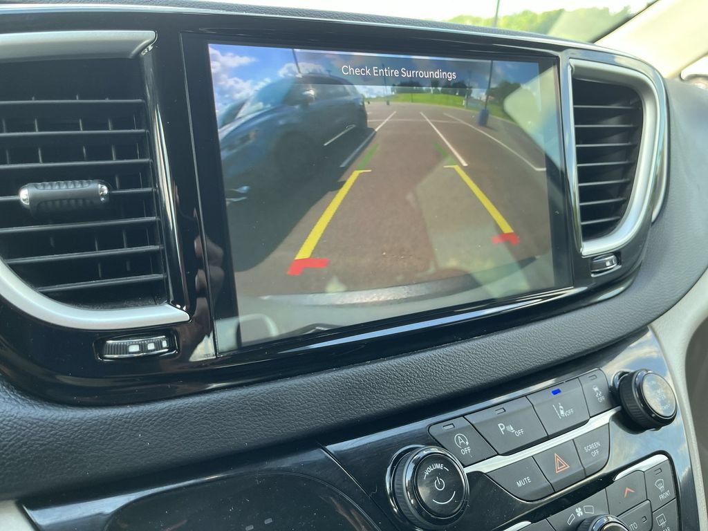 Used 2023 Chrysler Pacifica Touring-L FWD image 17